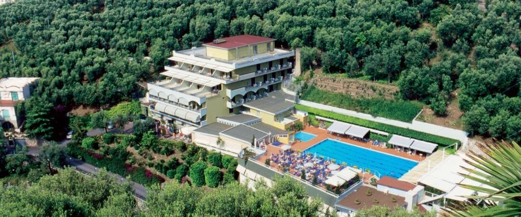 budynek główny, teren hotelu, basen