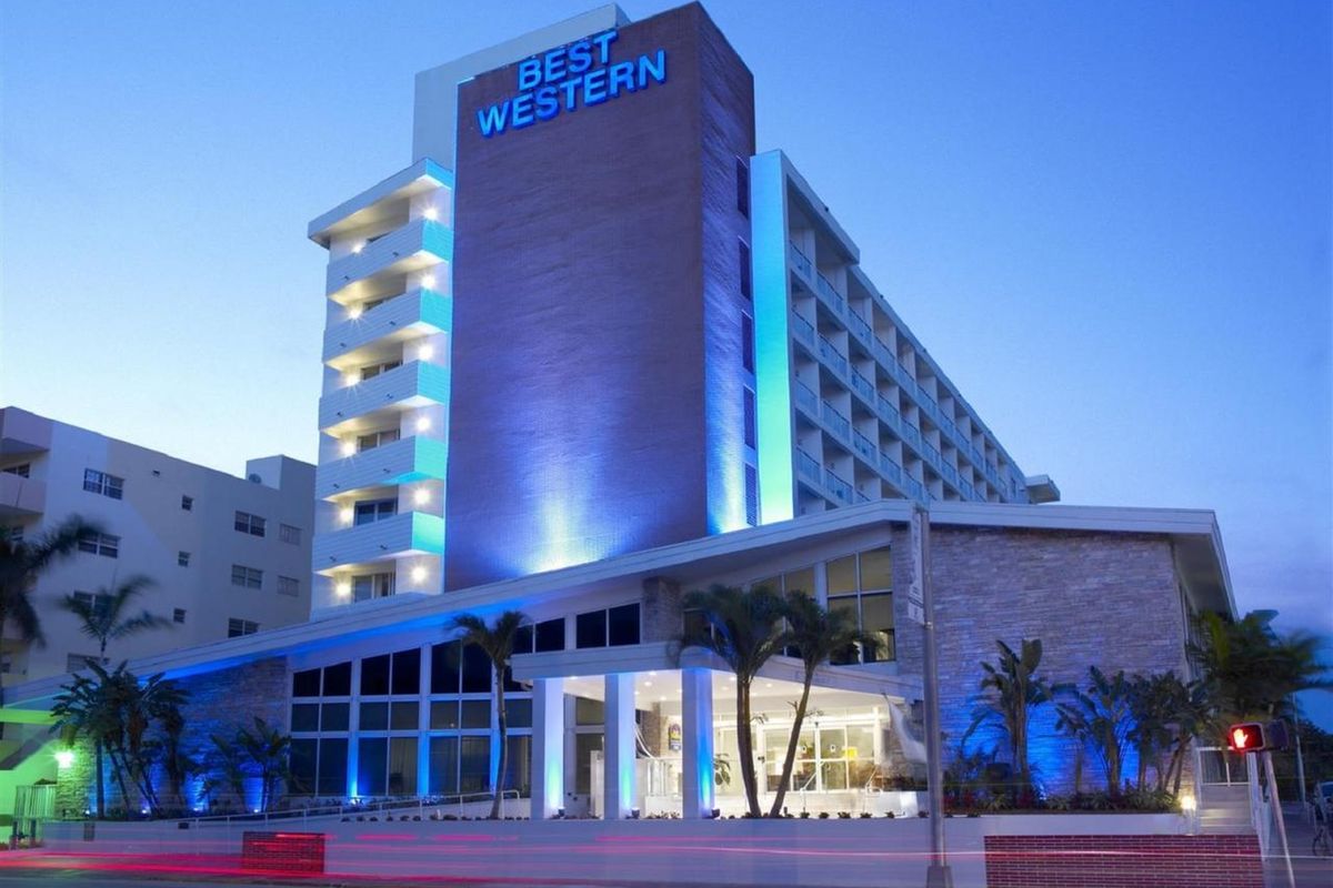 teren hotelu, budynek główny