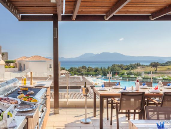 teren hotelu, basen, restauracja, pool bar