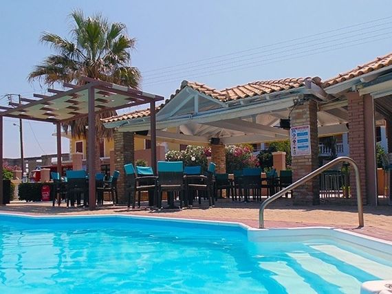 basen, teren hotelu