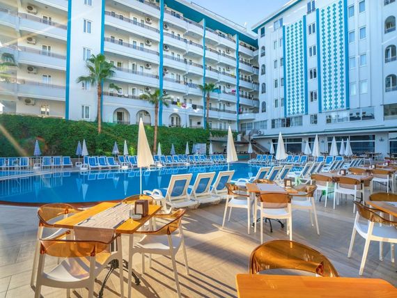 teren hotelu, basen, restauracja