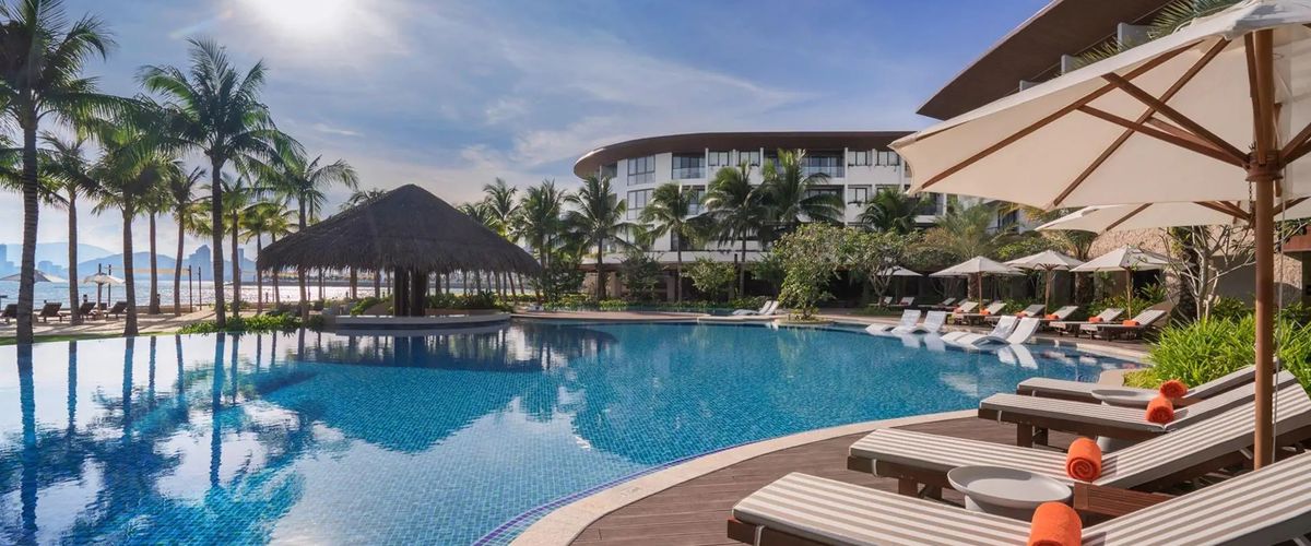 teren hotelu, basen, plaża