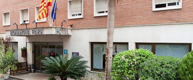 teren hotelu, budynek główny