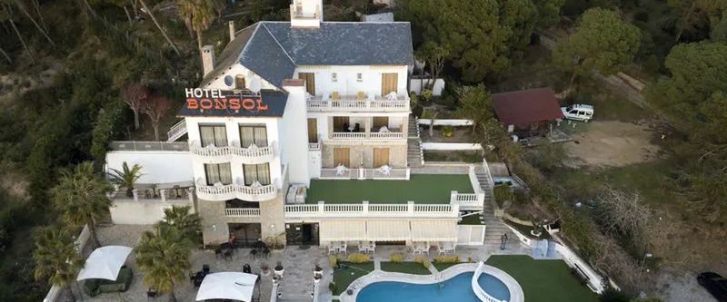 basen, teren hotelu, budynek główny, obiekt