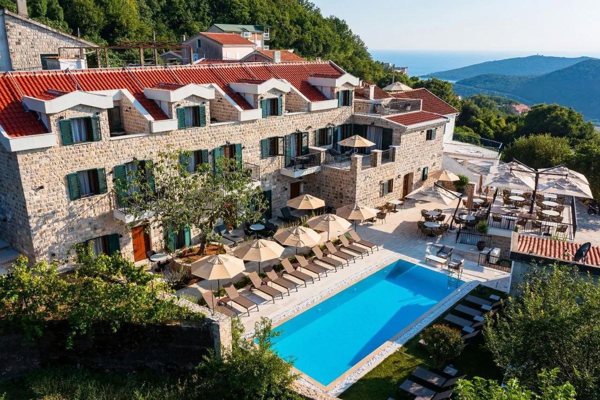 góry, teren hotelu, basen