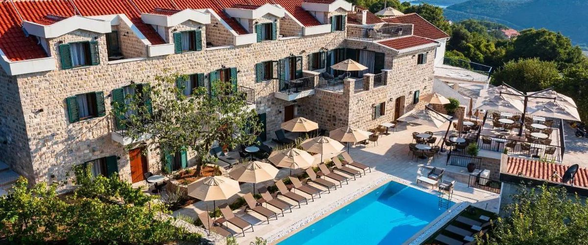 teren hotelu, basen, góry