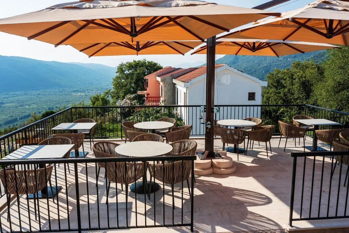 teren hotelu, restauracja, góry