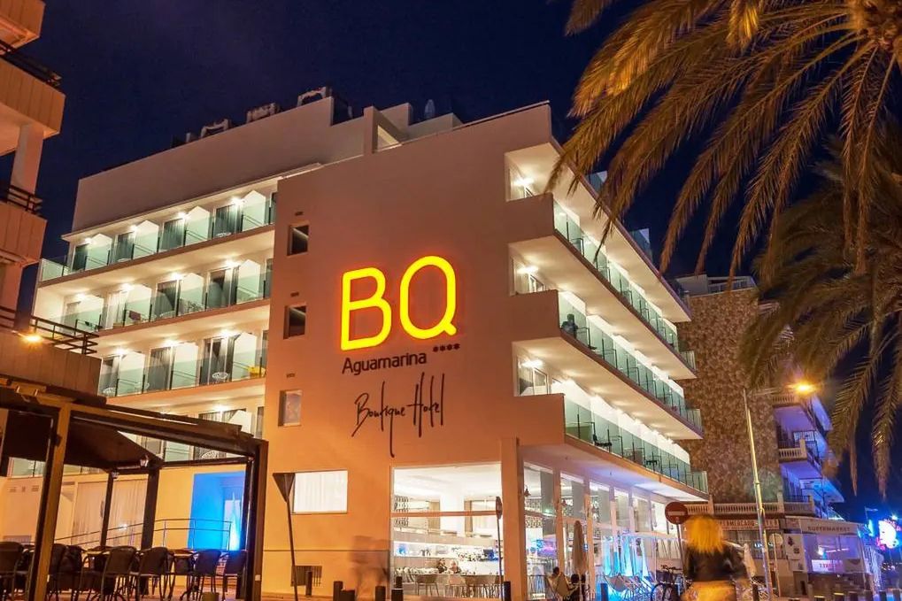 teren hotelu, budynek główny