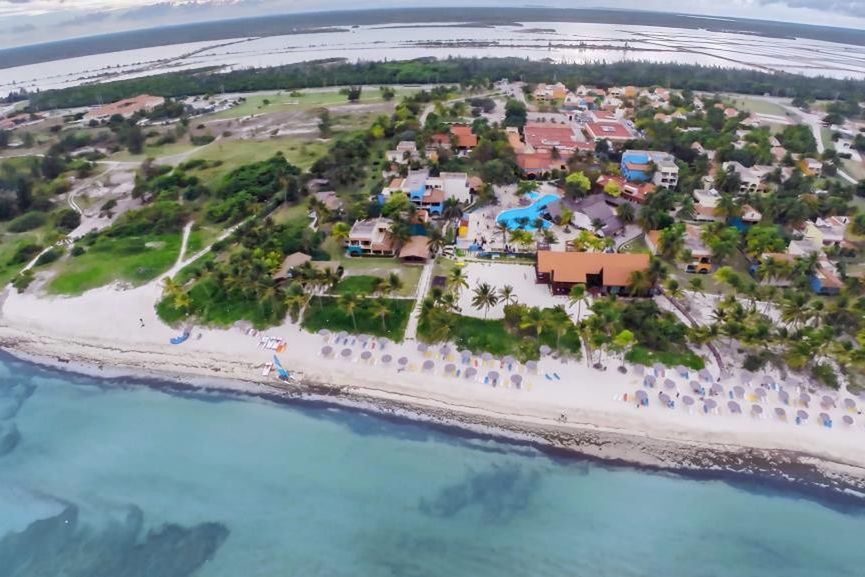 basen, teren hotelu, plaża