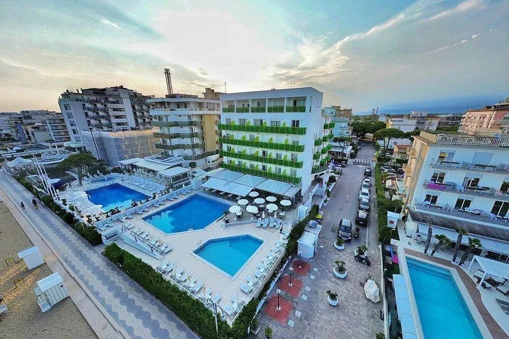 basen, teren hotelu, obiekt