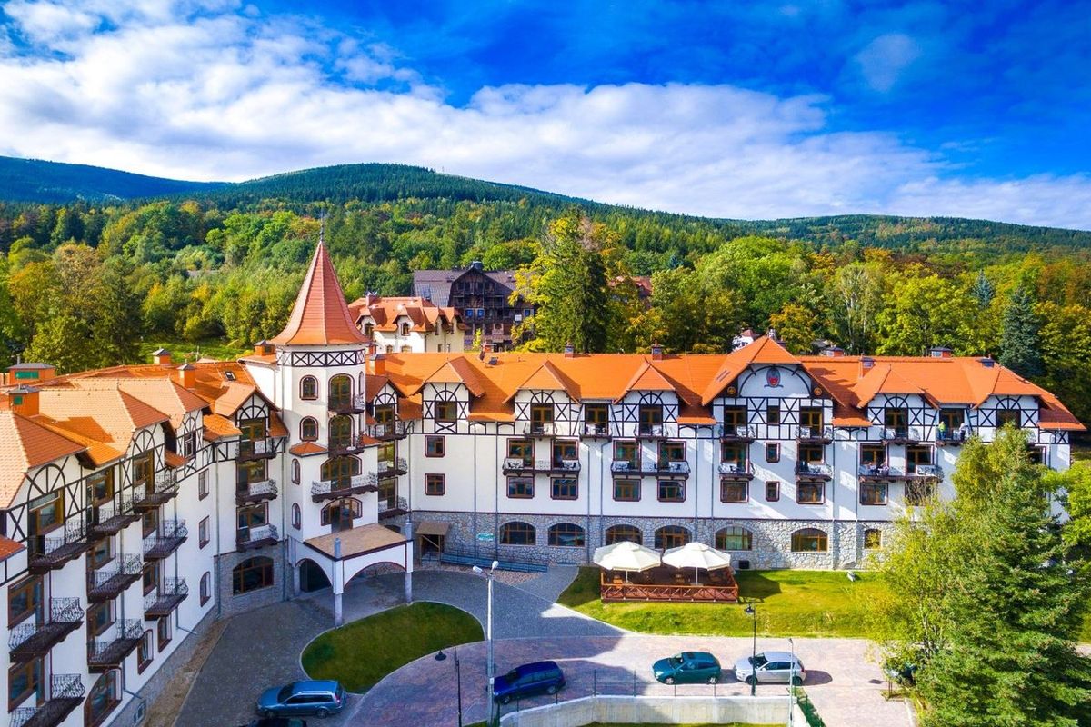 obiekt, budynek główny, teren hotelu