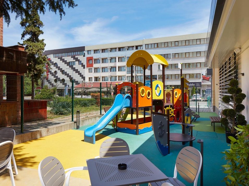 teren hotelu, plac zabaw