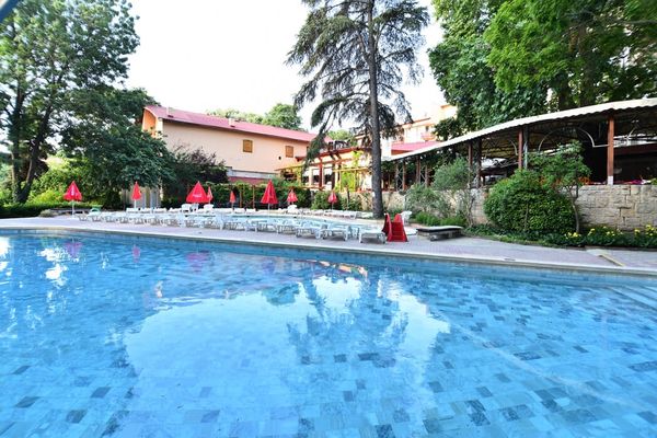 Estreya Palace & Residence