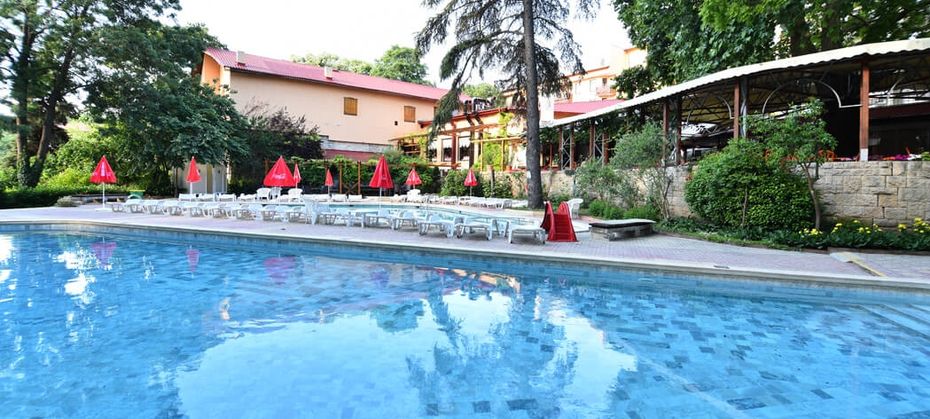Estreya Palace & Residence