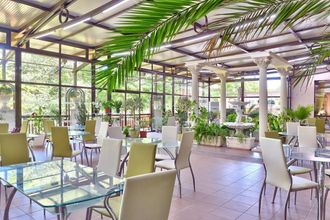 Estreya Palace Residence