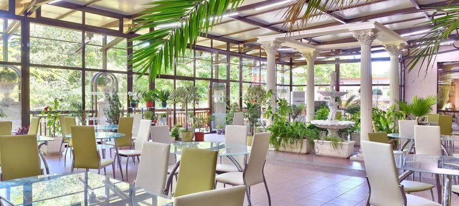 Estreya Palace & Residence