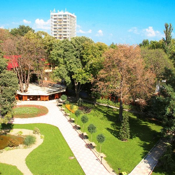 Estreya Palace & Residence