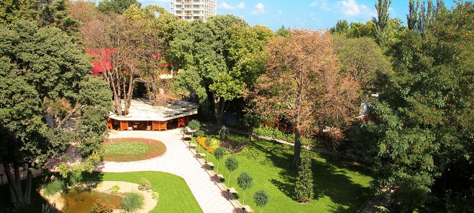 Estreya Palace & Residence