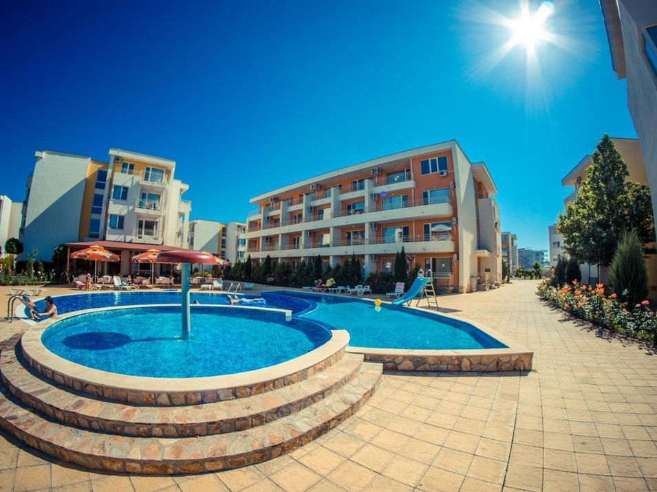 teren hotelu, basen, brodzik