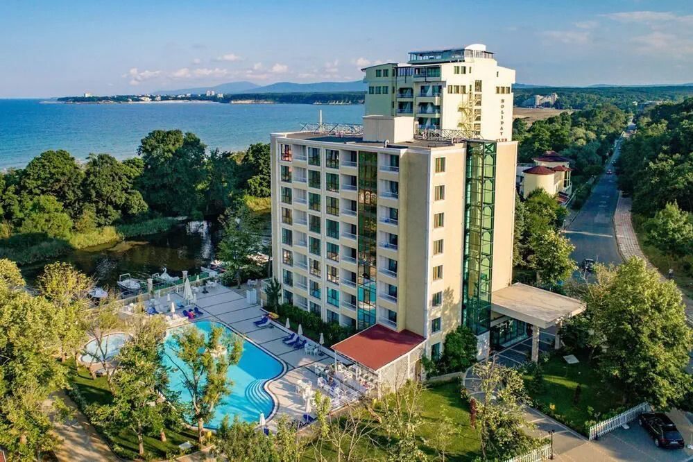 Royal Perla - teren hotelu