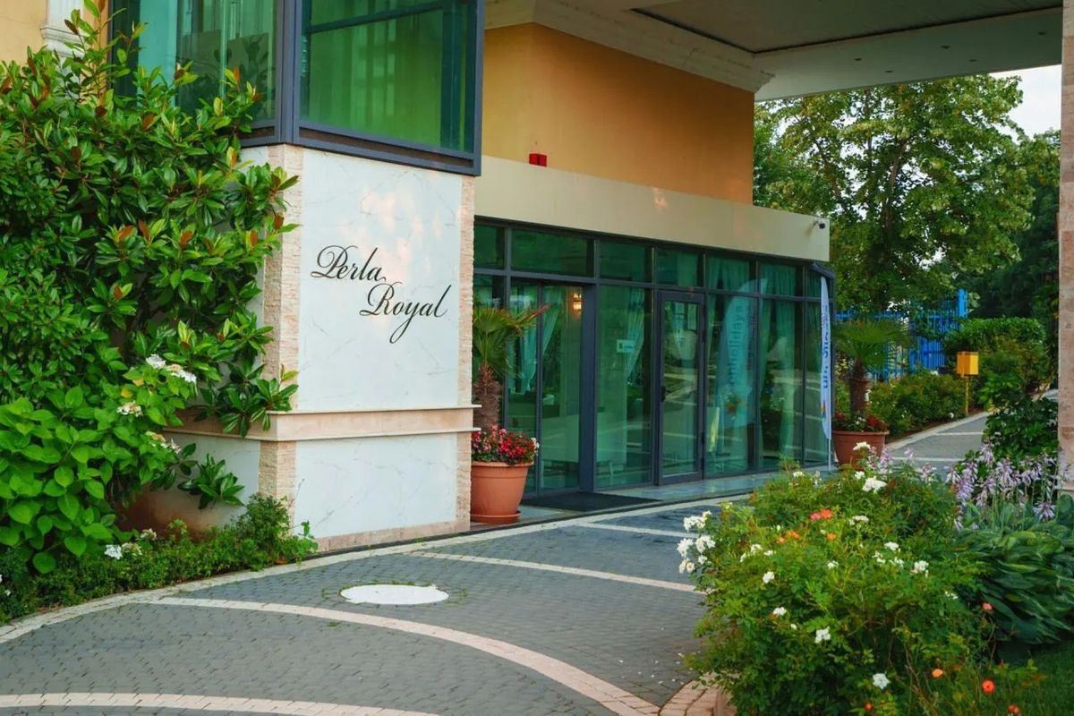 Royal Perla - teren hotelu