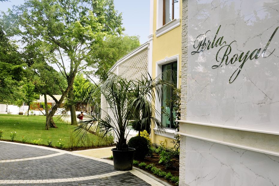 Royal Perla - teren hotelu