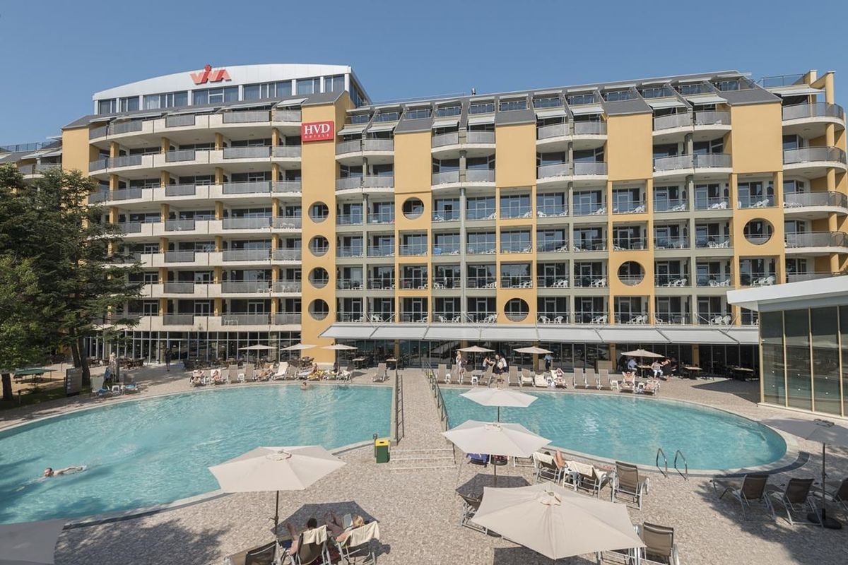 budynek główny, teren hotelu, basen