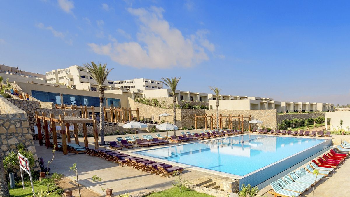 Basen i budynki hotelu Caesar Bay Resort