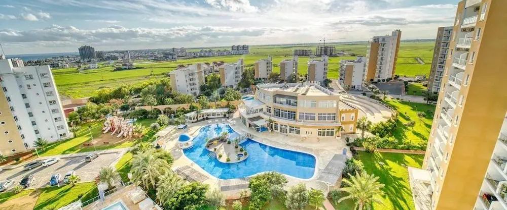 teren hotelu, basen, plac zabaw