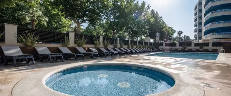 teren hotelu, basen, brodzik