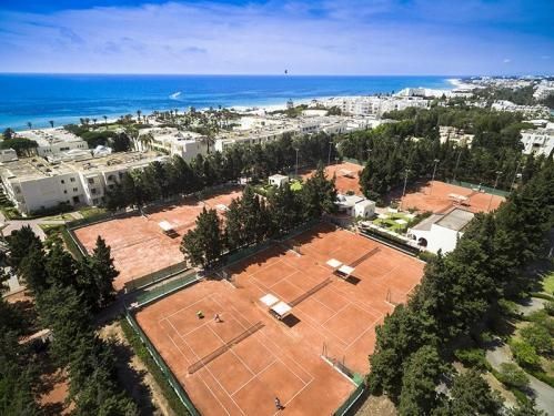 teren hotelu, korty tenisowe, plaża