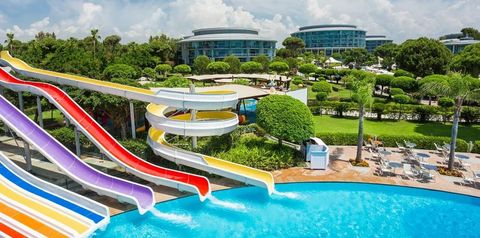 teren hotelu, basen, zjeżdżalnia