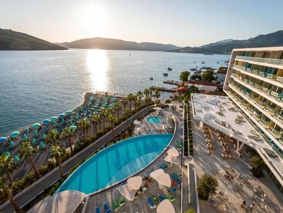 teren hotelu, basen, plaża