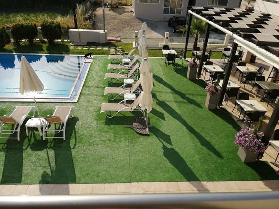 teren hotelu, basen, restauracja