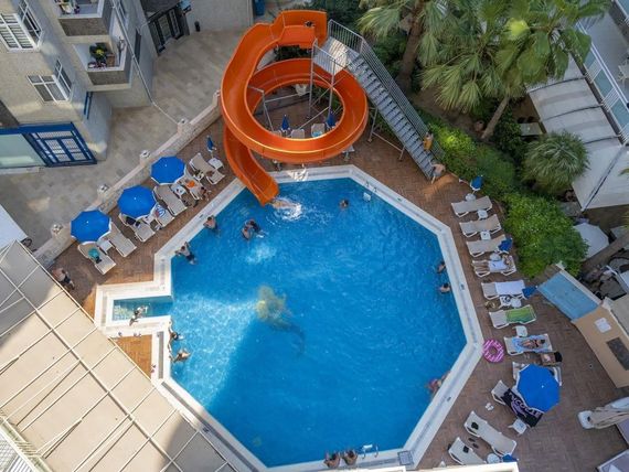 teren hotelu, zjeżdżalnia, basen