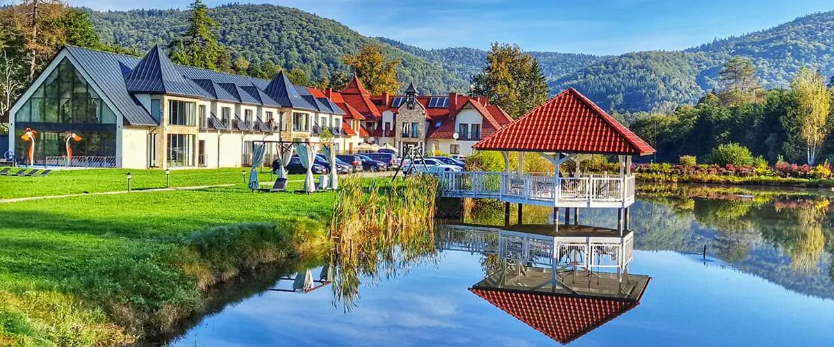 teren hotelu, budynek główny