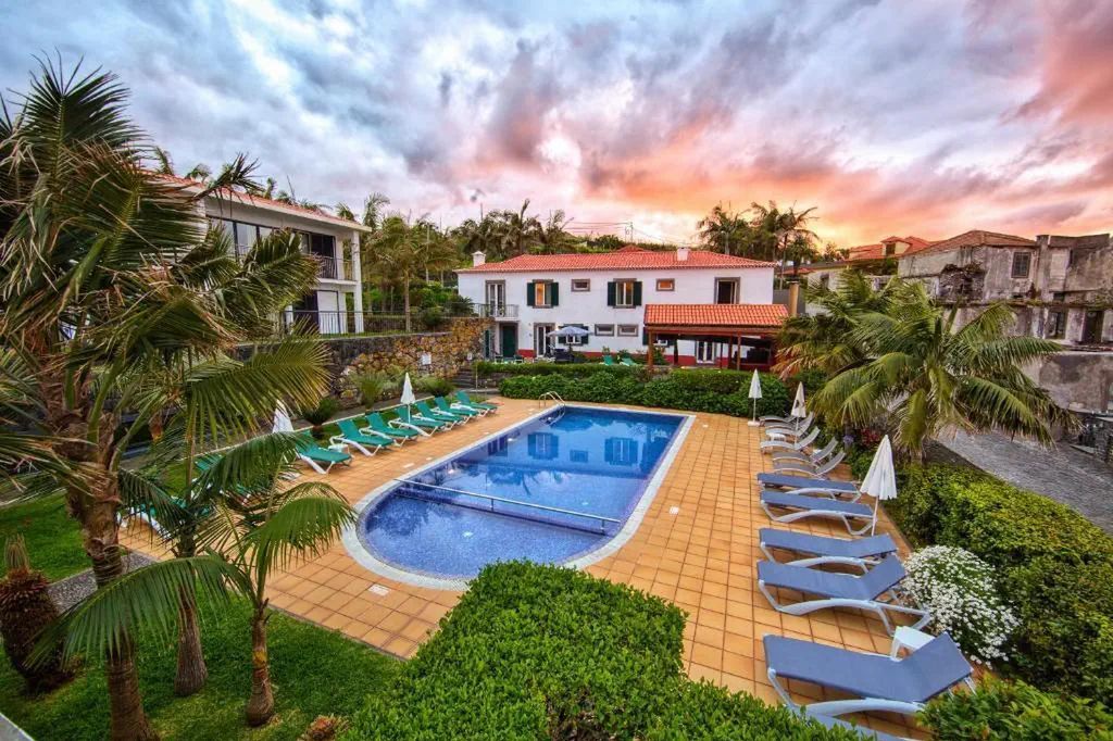 basen, teren hotelu, obiekt