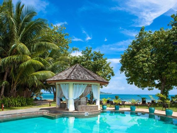 Tropikalny teren hotelu Castello Beach na Praslin