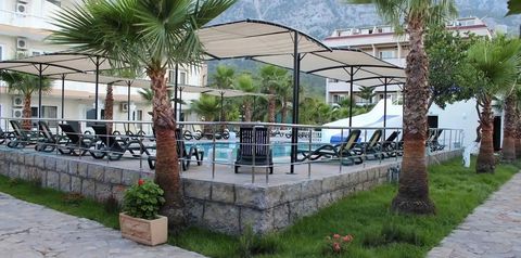 teren hotelu, basen, góry