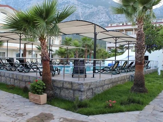 teren hotelu, basen, góry