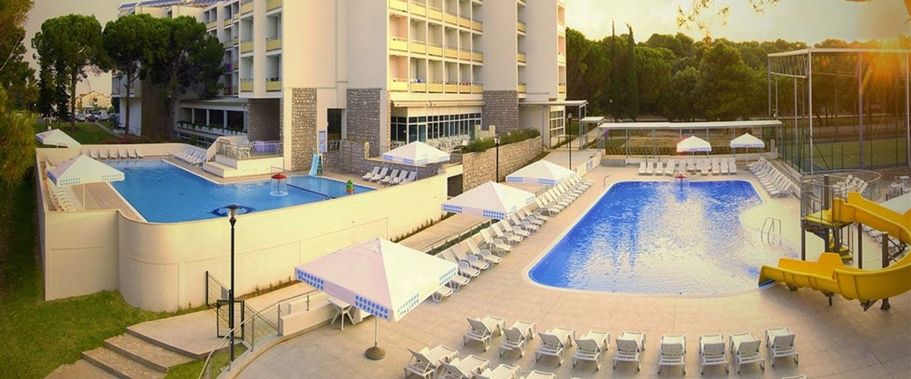 budynek główny, teren hotelu, basen