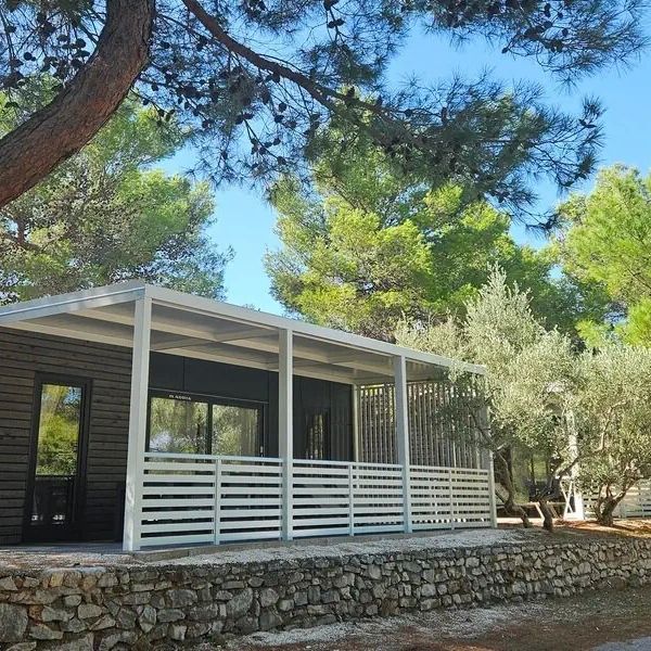 Holiday Village Jezera (Jezero-Lovisca) — Jezera, Chorwacja