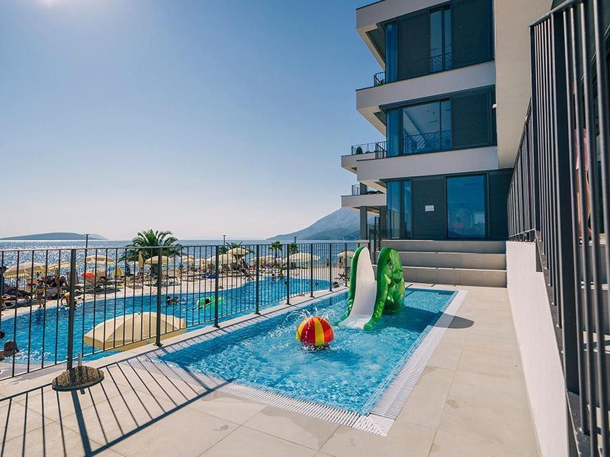 teren hotelu, basen, dla dzieci