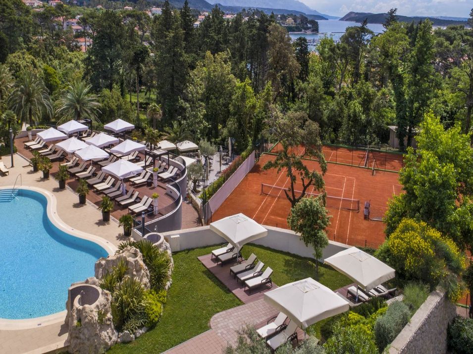 teren hotelu, basen, korty tenisowe