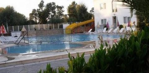 teren hotelu, zjeżdżalnia, basen