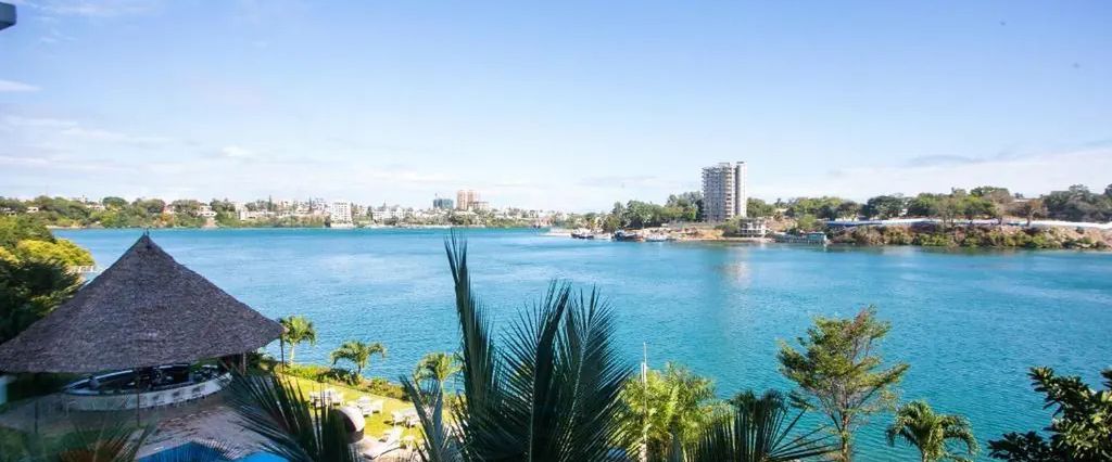 teren hotelu, basen, pool bar