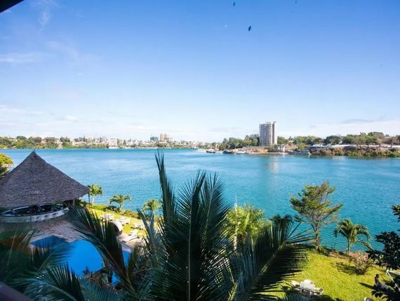 CityBlue Creekside & Suites - basen hotelowy