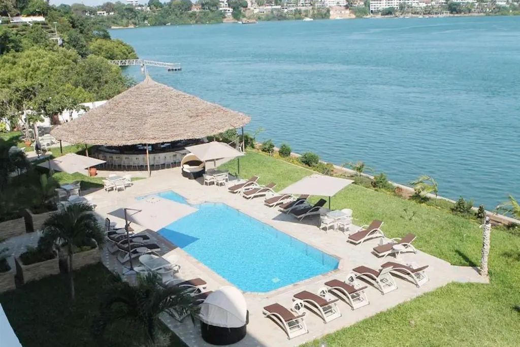 teren hotelu, pool bar, basen