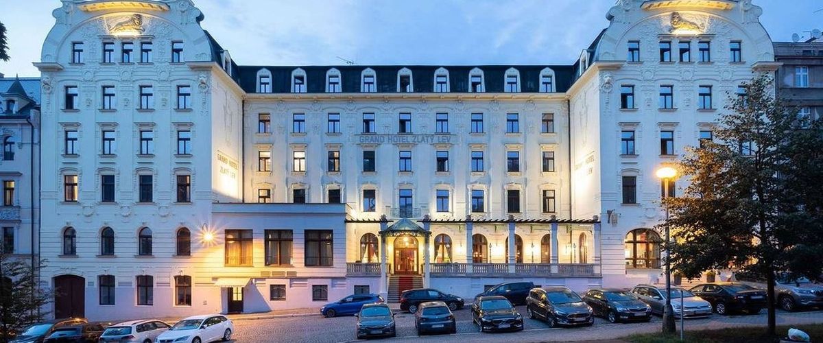 teren hotelu, budynek główny