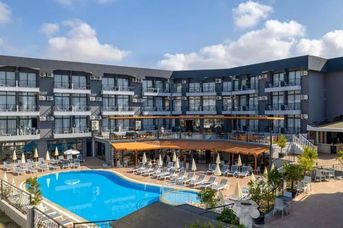 Clover Magic Park Side Hotel